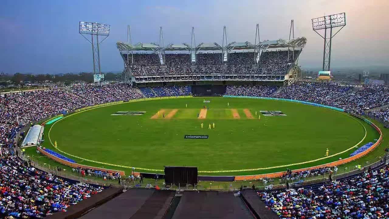 చిన్నస్వామి స్టేడియంకు ప్రత్యామ్నాయంగా నవీ ముంబైలోని డీవై పాటిల్ స్టేడియం, రాయ్‌పూర్‌లోని షహీద్ వీర్ నారాయణ్ సింగ్ క్రికెట్ స్టేడియంలో తన హోమ్ మ్యాచ్‌లను ఆడాలని ఆర్‌సీబీ ఫ్రాంచైజీ పరిశీలిస్తున్నట్లు గతంలో వార్తలు వచ్చాయి.
