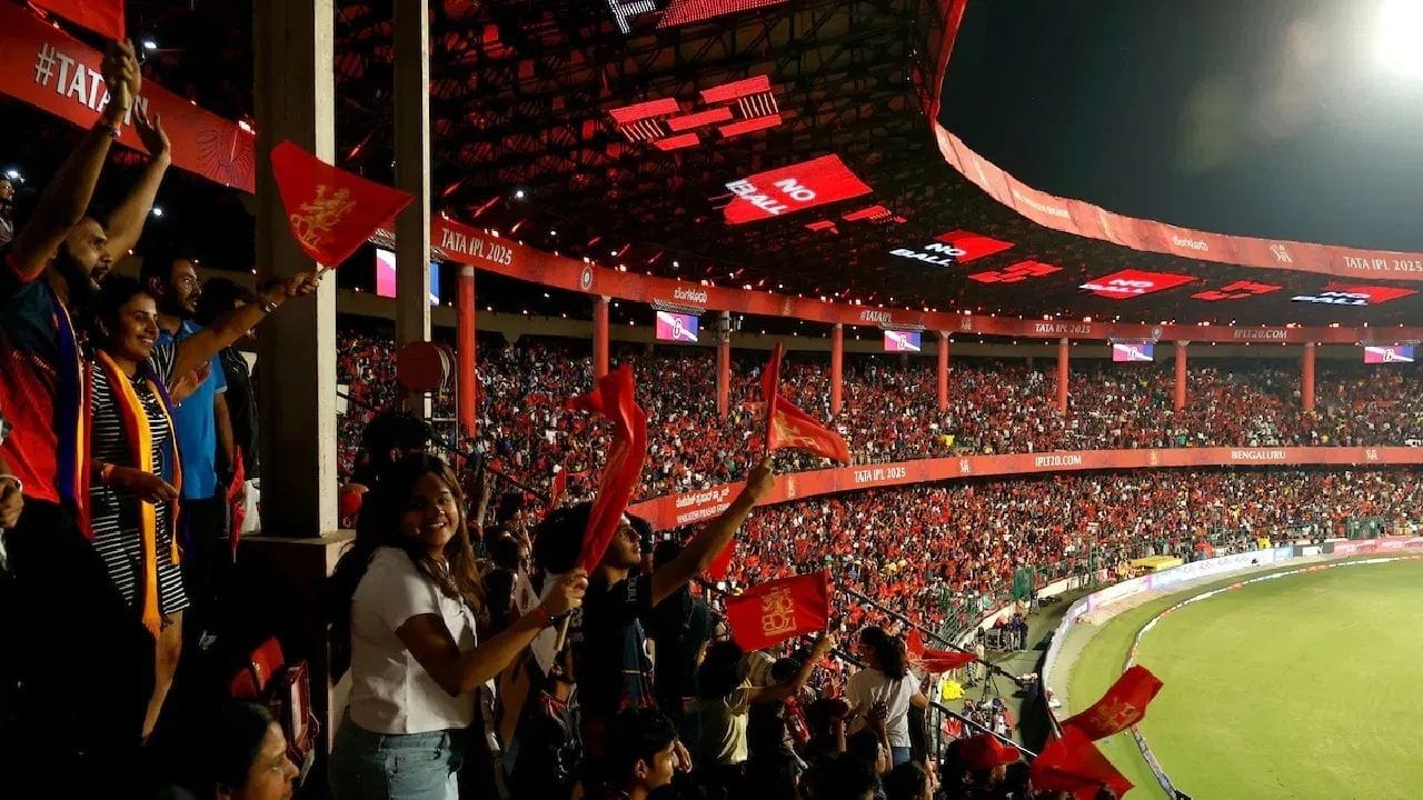 IPL 2026: ఇండియన్ ప్రీమియర్ లీగ్ సీజన్-19లో రాయల్ ఛాలెంజర్స్ బెంగళూరు (RCB) ఎక్కడ ఆడుతుంది? ఈ ప్రశ్నకు ఇప్పటికీ స్పష్టమైన సమాధానం లేదు. దీనికి ప్రధాన కారణం బెంగళూరులోని చిన్నస్వామి స్టేడియంలో ఉన్న పరిమితి.