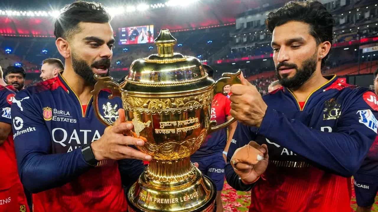 ఐపీఎల్ 2025 విజయోత్సవ వేడుకల్లో జరిగిన తొక్కిసలాటలో 11 మంది ఆర్సీబీ అభిమానులు మరణించారు. ఈ విషాదం తర్వాత చిన్నస్వామి స్టేడియం మూసివేశారు. ఇప్పుడు, కర్ణాటక ప్రభుత్వం కొన్ని షరతులతో బెంగళూరులో ఐపీఎల్ మ్యాచ్‌లను నిర్వహించడానికి గ్రీన్ సిగ్నల్ ఇచ్చింది.