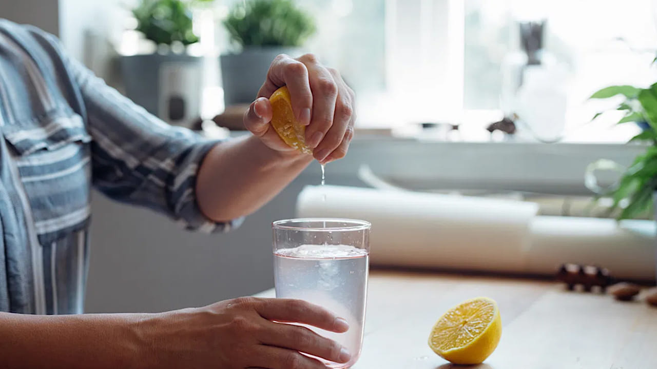 నెల రోజులు తాగితే: సాధారణ ఆరోగ్య ప్రయోజనాల కోసం 20-30 రోజుల పాటు నిరంతరం నిమ్మరసం తీసుకోవచ్చు. అయితే ఆయుర్వేద నిపుణుల ప్రకారం.. ఒక నెల పాటు వరుసగా నిమ్మరసం తాగిన తర్వాత, కనీసం ఒక వారం పాటు విరామం ఇవ్వడం మంచిది. ఇలా చేయడం వల్ల శరీరం సహజ సమతుల్యతను కాపాడుకుంటుంది.