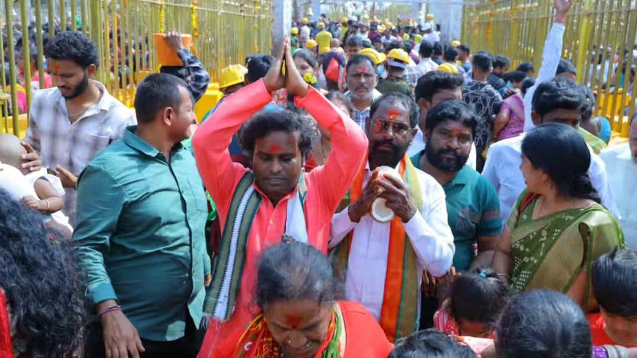 ఈ క్రమంలోనే జబర్దస్త్ కమెడియన్, టాలీవుడ్ నటుడు మేడారం సమ్మక్క సారలమ్మ జాతరలో సందడి చేశాడు. అమ్మవారికి మొక్కులు సమర్పించుకున్నాడు
