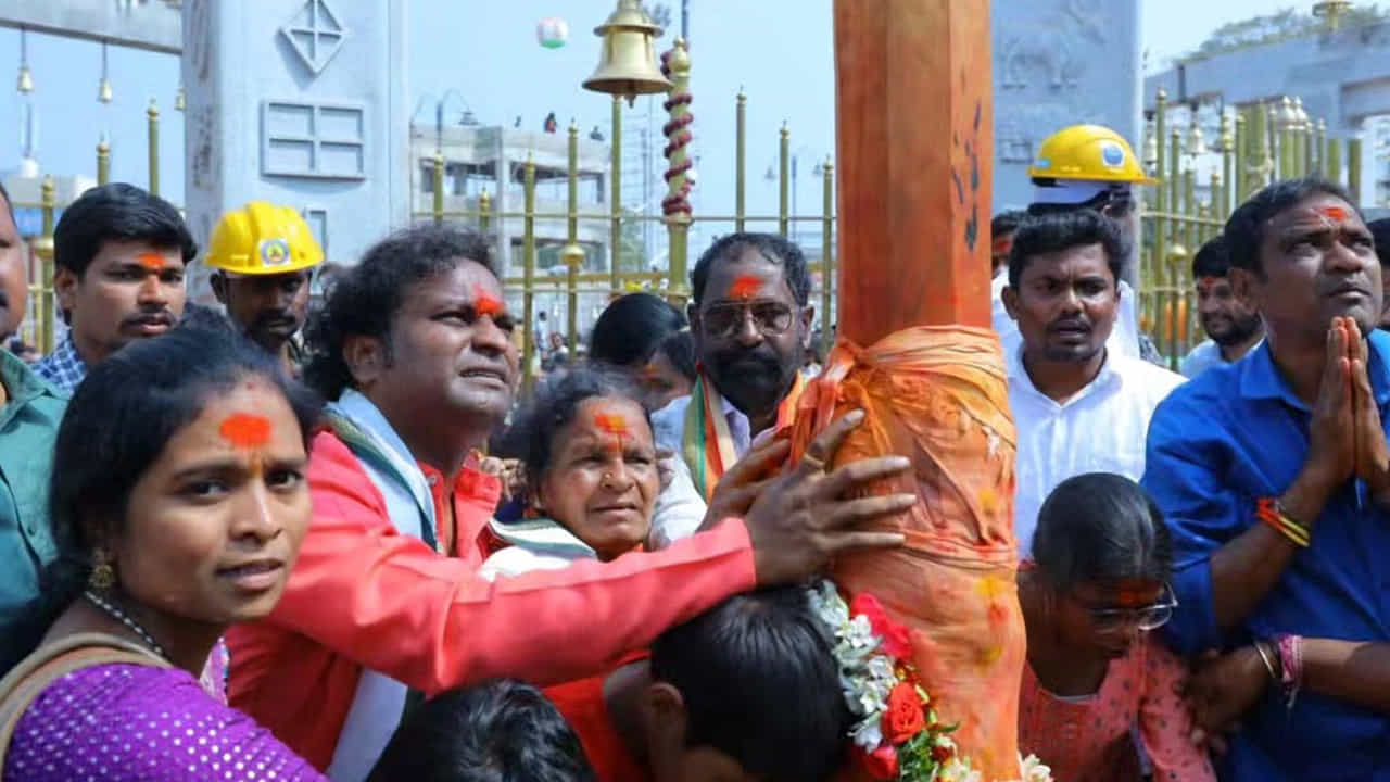 బుధవారం (జనవరి 28) తన కుటుంబ సభ్యులతో కలిసి మేడారంకు వచ్చిన రచ్చ రవి మొదట సమ్మక్క సారలమ్మ అమ్మవార్లకు మొక్కులు సమర్పించాడు