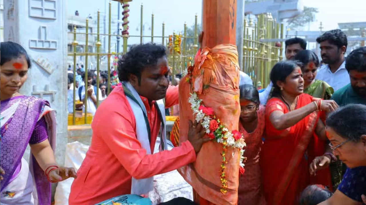 తన కుటుంబ సభ్యులతో కలిసి అమ్మవార్లను దర్శించుకున్న రచ్చ రవి అందుకు సంబంధించిన ఫొటోలను తన సోషల్ మీడియా ఖాతాలో షేర్ చేశాడు.