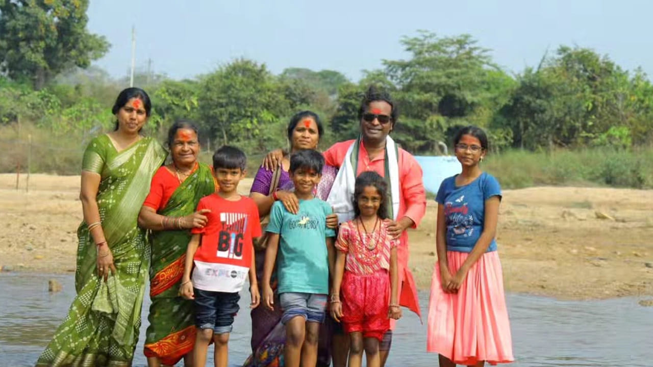  ప్రస్తుతం ఈ ఫొటోలు బాగా వైరలవుతున్నాయి. వీటిని చూసిన నెటిజన్లు క్రేజీ కామెంట్స్ చేస్తున్నారు. కాగా రచ్చ రవి ప్రస్తుతం టాలీవుడ్ లో బిజీగా ఉన్న కమెడియన్లలో ఒకరు.
