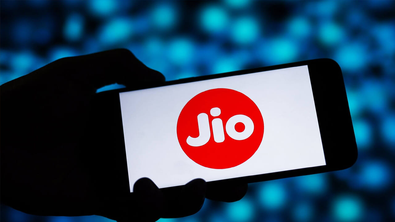 కంపెనీ నిబంధనల ప్రకారం.. డేటా పరిమితి అయిపోయిన తర్వాత వినియోగదారులు 64 kbps వేగంతో అపరిమిత డేటాను పొందవచ్చు. దీని అర్థం ఇంటర్నెట్ చాలా నెమ్మదిగా ఉంటుంది. దీని వలన మీరు WhatsApp సందేశాలను పంపవచ్చు లేదా ప్రాథమిక పనులను చేయవచ్చు. వీడియోలను కూడా చూడవచ్చు.