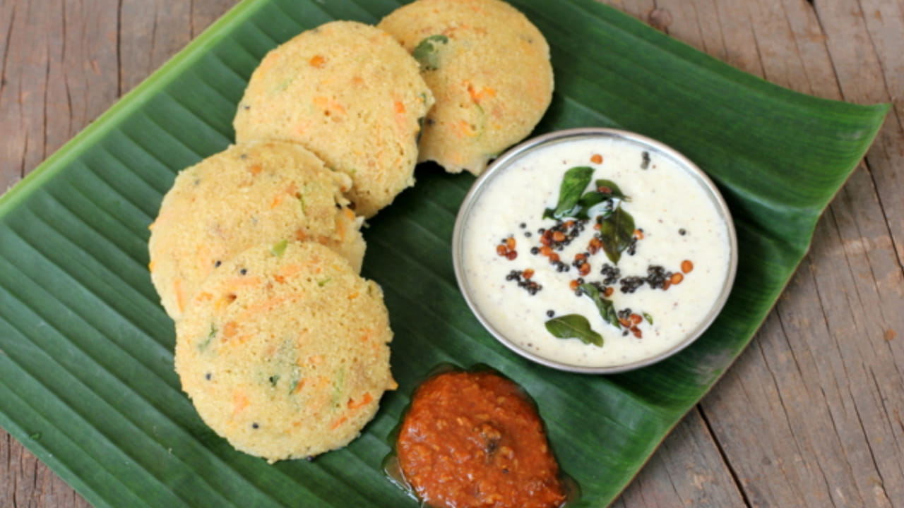 జొన్నల్లో ఐరన్, కాల్షియం, పొటాషియం, పాస్ఫరస్ వంటి పోషకాలు ఉంటాయి. వీటిలోని ఫైబర్ వల్ల కొంచెం తిన్నా కడుపు నిండుగా అనిపిస్తుంది. దీనివల్ల అతిగా తినడం తగ్గుతుంది, ఫలితంగా బరువు తగ్గాలనుకునే వారికి ఇది మంచిది. జొన్నలు తక్కువ గ్లైసెమిక్ ఇండెక్స్ కలిగి ఉంటాయి. ఇవి రక్తంలోని షుగర్ లెవల్స్ అకస్మాత్తుగా పెరగకుండా అదుపులో ఉంచుతాయి. వీటిని తీసుకోవడం వల్ల ఫిట్‌గా కూడా మారతారు. 