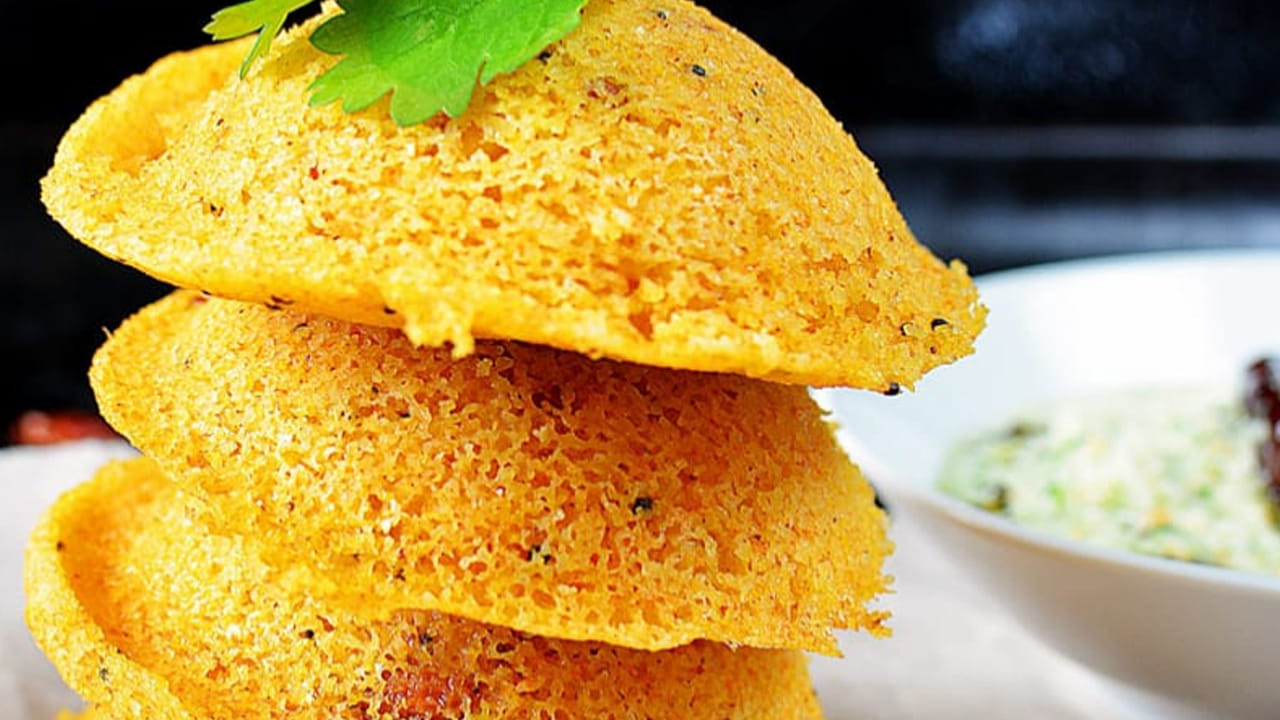 తయారీ విధానం: ముందుగా జొన్న రవ్వను, మినప్పప్పును విడివిడిగా 5 నుండి 6 గంటల పాటు నానబెట్టాలి. నానిన పప్పును మెత్తగా రుబ్బి, అందులో జొన్న రవ్వను కలిపి ఇడ్లీ పిండిలా తయారు చేయాలి. ఈ మిశ్రమాన్ని రాత్రంతా పులియబెట్టడం చాలా ముఖ్యం. ఇలా చేయడం వల్ల పిండిలో మంచి బాక్టీరియా వృద్ధి చెంది జీర్ణశక్తిని పెంచుతుంది. ఇక ఆ మరుసటి రోజు ఉదయం సాధారణ ఇడ్లీల మాదిరిగానే ఆవిరి మీద ఉడికిస్తే వేడివేడి జొన్న ఇడ్లీలు రెడీ.