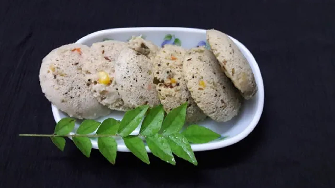 చాలామంది జొన్న ఇడ్లీలు గట్టిగా ఉంటాయని భావిస్తారు. కానీ సరైన పద్ధతిలో పులియబెడితే ఇవి చాలా మెత్తగా వస్తాయి. వీటిని అల్లం పచ్చడి, పల్లీల చట్నీ లేదా సాంబార్‌తో తీసుకుంటే రుచి అద్భుతంగా ఉంటుంది. ఆరోగ్యకరమైన మార్పు కోరుకునే వారు వారంలో కనీసం మూడు సార్లు ఇలాంటి చిరుధాన్యాల అల్పాహారాన్ని తీసుకోవడం ఉత్తమం.