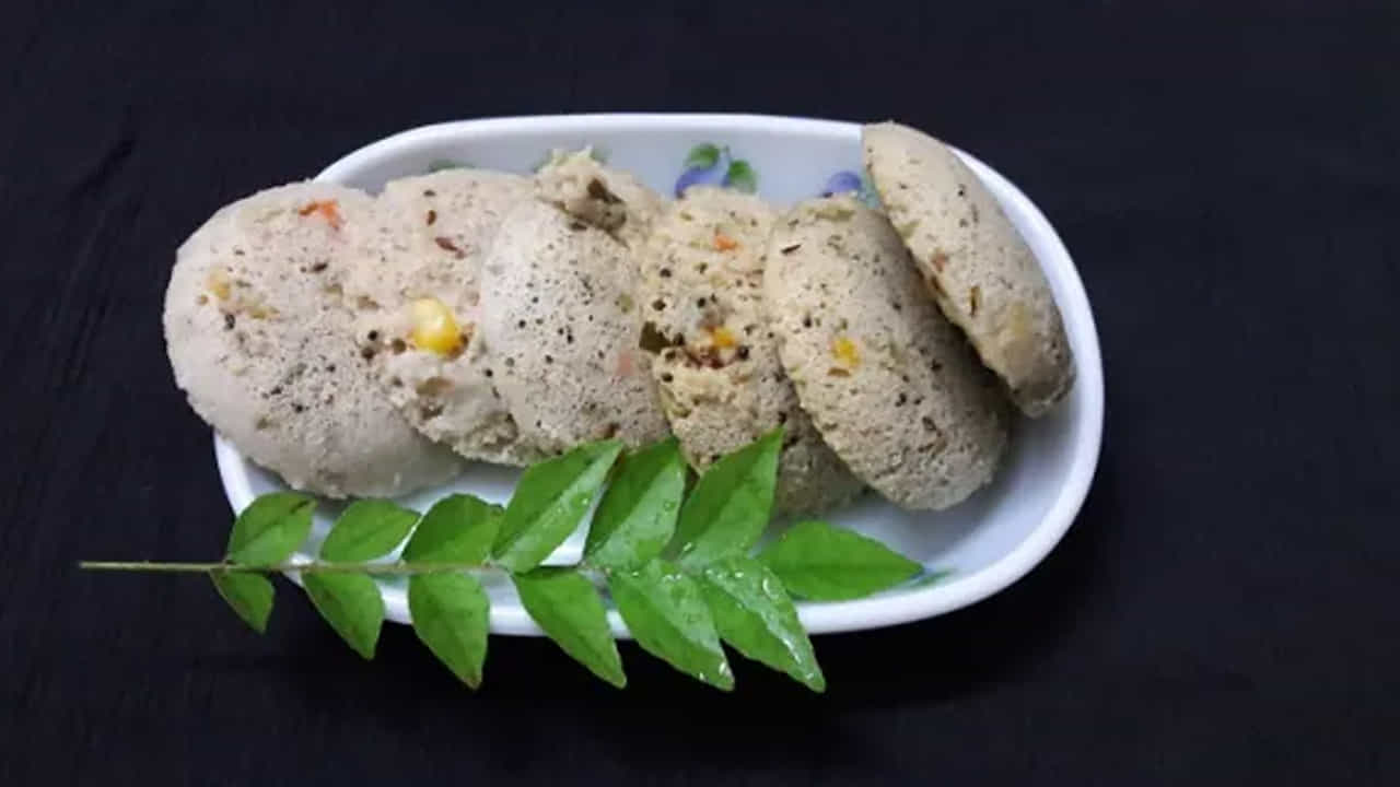 చాలామంది జొన్న ఇడ్లీలు గట్టిగా ఉంటాయని భావిస్తారు. కానీ సరైన పద్ధతిలో పులియబెడితే ఇవి చాలా మెత్తగా వస్తాయి. వీటిని అల్లం పచ్చడి, పల్లీల చట్నీ లేదా సాంబార్‌తో తీసుకుంటే రుచి అద్భుతంగా ఉంటుంది. ఆరోగ్యకరమైన మార్పు కోరుకునే వారు వారంలో కనీసం మూడు సార్లు ఇలాంటి చిరుధాన్యాల అల్పాహారాన్ని తీసుకోవడం ఉత్తమం.