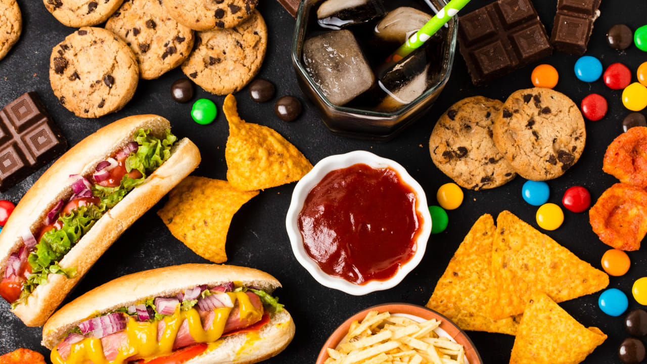 జంక్ ఫుడ్స్ : బయట దొరికే జంక్ ఫుడ్స్ ను అతిగా తింటారు. ఇది ఆరోగ్యానికి మంచిది కాదని చెబుతున్నారు. ఎందుకంటే, దానిలో ఉప్పు ఎక్కువగా ఉంటుంది. వీటిని అధికంగా తీసుకుంటే లివర్ దెబ్బ తింటుందని నిపుణులు చెబుతున్నారు. చిప్స్, బఠాణి వంటి ఫుడ్స్ లో ఉప్పు ఎక్కువగా ఉంటుంది. ఈ ఆహారాలు మీ కాలేయానికీ మంచివి కావు. కాబట్టి, సాధ్యమైనంత వరకు వీటికి దూరంగా ఉండండి.