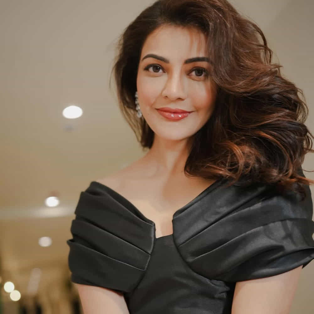 కానీ అందం, ఫిట్నెస్ విషయంలో మాత్రం తగ్గేదేలే అంటుంది. ప్రస్తుతం ఆమె వయసు 40 సంవత్సరాలు. ఈ వయసులోనూ ఏమాత్రం తరగని అందంతో కట్టిపడేస్తుంది. తాజాగా బ్లాక్ డ్రెస్ లో సిండ్రెల్లా మెరిచింది కాజల్. అలాగే తన అందానికి, ఫిట్నెస్ సీక్రెట్స్ రివీల్ చేసింది.