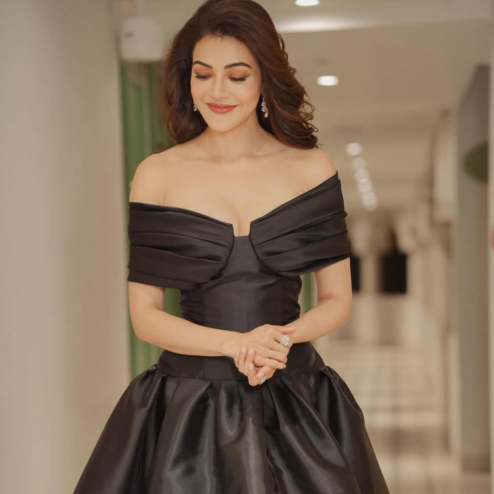 కాజల్ తప్పనిసరిగా మాయిశ్చరైజింగ్, సన్ స్క్రీన్, హైడ్రేషన్ నైట్ సీరమ్స్ వాడతానని తెలిపింది. అవి తన చర్మాన్ని ప్రశాశవంతంగా మారుస్తాయట. స్కిన్ గ్లో కోసం ప్రత్యేకమైన కేర్ తీసుకుంటానని అంటుంది ఈ వయ్యారి. బిజీ షెడ్యూల్ ఉన్నప్పటికీ వ్యాయమాలు, యోగా వర్కవుట్స్ చేస్తుందట.