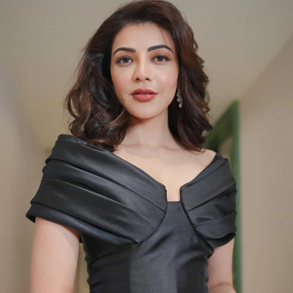 సినిమాలతో బిజీగా ఉన్నప్పటికీ యోగా, వర్కవుట్స్ అసలు స్కిప్ చేయనని అంటుంది. అలాగే రోజూ శరీరానికి అవసరమైన వర్కవుట్స్ మాత్రం చేస్తుందట. అలాగే ప్రతి రోజూ 40 నిమిషాల పాటు పైలెట్స్ చేసేలా లక్ష్యం పెట్టుకుంటానని అంటుంది. తాజా పండ్లు, ఆకుకూరలు తీసుకుంటుంది
