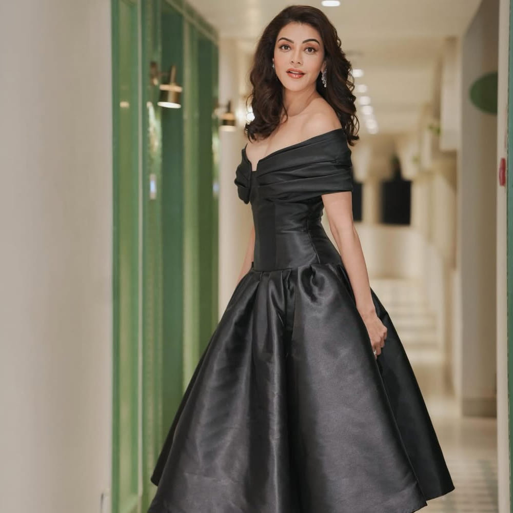 కొబ్బరి నీళ్లు, రోజువారీ డైట్ లో తప్పనిసరి అని అంటుంది. పైగా పండ్ల సహజ చక్కెరలతో తక్షణ శక్తి, ఆకుకూరల ద్వారా పోషకాలు, నట్స్ ద్వారా అవసరమైన కొవ్వులు అందుతాయని అంటుంది. వయసుతో సంబంధం లేకుండా నిత్యం ఫిట్నెస్ పై జాగ్రత్తలు తీసుకుంటుందట.