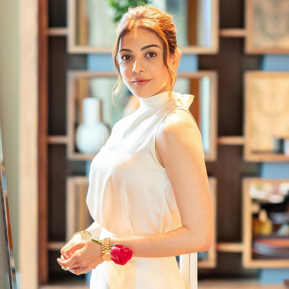 పెళ్లి తర్వాత సినిమాలకు దూరంగా ఉంటున్న కాజల్.. సోషల్ మీడియాలో మాత్రం అందాల గత్తరలేపుతుంది. చాలా కాలం తర్వాత గ్లామర్ లుక్స్ లో ఫోటోస్ షేర్ చేసింది. నాలుగు పదుల వయసులోనూ ఏమాత్రం తగ్గని అందంతో కట్టిపడేస్తుంది కాజల్. తాజాగా ఆమె షేర్ చేసిన ఫోటోస్ ఆకట్టుకుంటున్నాయి. 