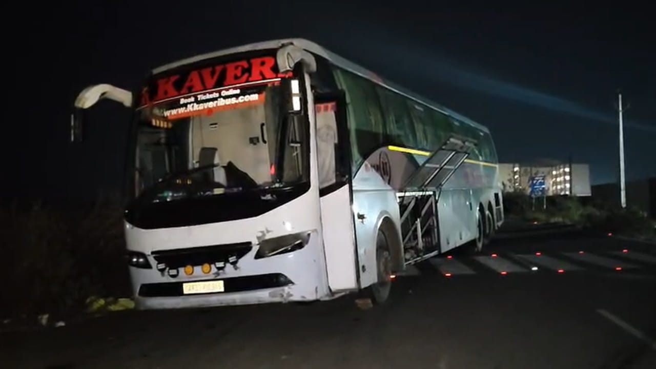 Watch Video: వరుస ప్రమాదాలు.. రోడ్డు డివైడర్ను ఢీకొన్న మరో ప్రైవేట్ ట్రావెల్స్ బస్సు! ఆ తర్వాత..