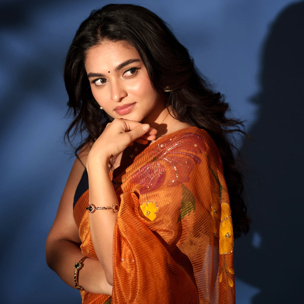 శ్రీవిష్ణు హీరోగా నటించిన అల్లూరి సినిమాతో హీరోగా పరిచయం అయ్యింది ముద్దుగుమ్మ కాయదు లోహర్. కానీ ఈ సినిమా ప్రేక్షకులను ఆశించిన స్థాయిలో విజయం సాధించలేదు. తొలి సినిమాతో అందంతో ఆకట్టుకుంది ఈ చిన్నది. ఆతర్వాత తమిళ్ లో సినిమాలు చేసింది.