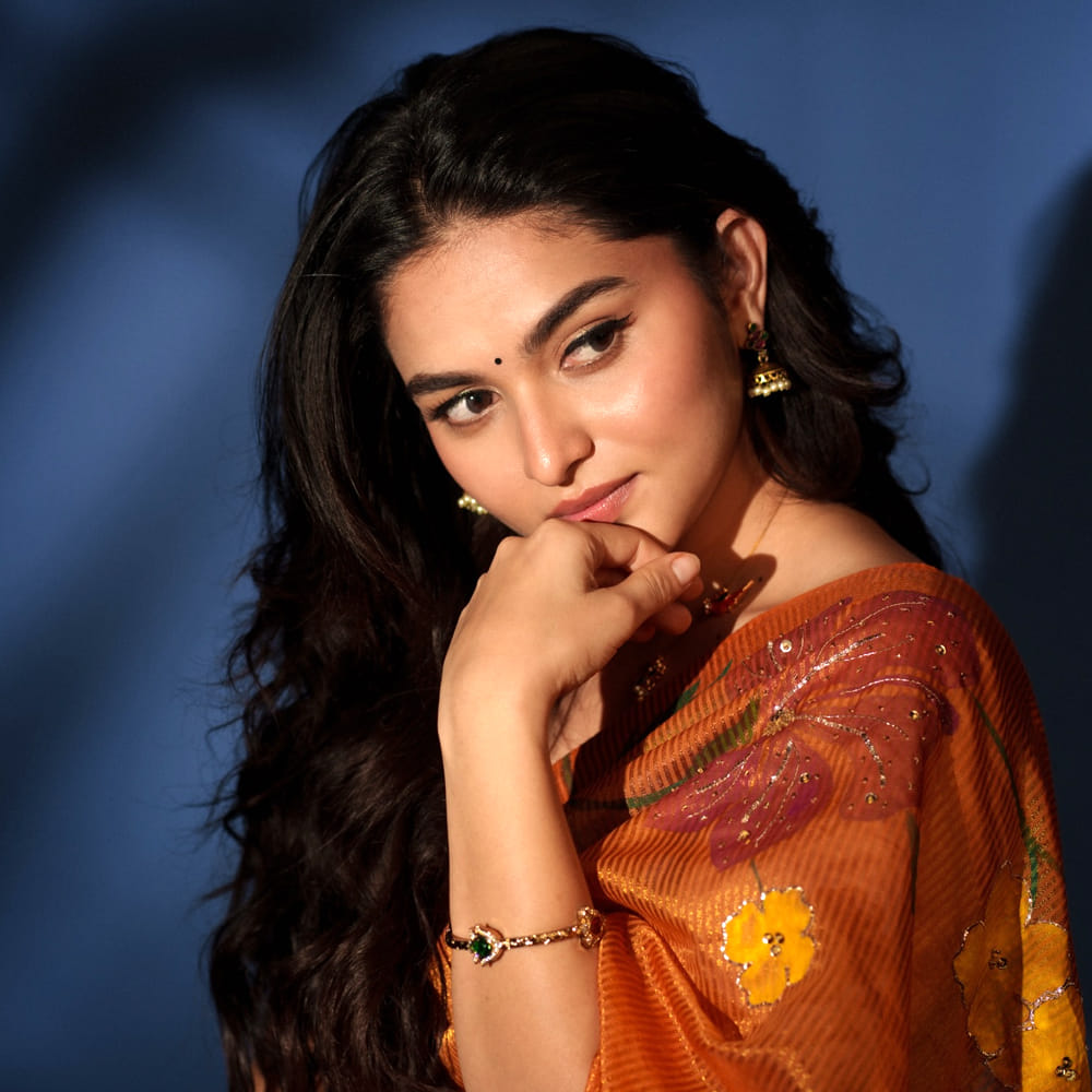 ఇక ఇటీవలే డ్రాగన్ సినిమాతో ఒక్కసారిగా సెన్సేషన్ గా మారిపోయింది ఈ ముద్దుగుమ్మ. కాయదు లోహర్.. మోడల్ గా కెరీర్ మొదలు పెట్టి ఆతర్వాత హీరోయిన్ గా మారింది. ఇక ఇప్పుడు ఈ చిన్నదానికి వరుసగా అవకాశాలు క్యూ కడుతున్నాయి.