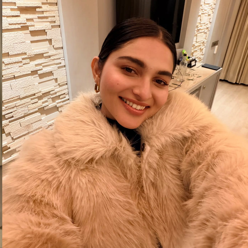 కాగా సోషల్ మీడియాలో యాక్టివ్ గా ఉండే ఈ అమ్మడు రెగ్యులర్ గా ఫోటోలు షేర్ చేస్తూ అభిమానులను ఆకట్టుకుంటుంది. తాజాగా ఈబ్యూటీ షేర్ చేసిన కొన్ని ఫోటోలు కుర్రాళ్లను కవ్విస్తున్నాయి. ఈ ఫోటోలకు నెటిజన్స్ ఫిదా అవుతున్నారు. క్రేజీ కామెంట్స్ చేస్తున్నారు.