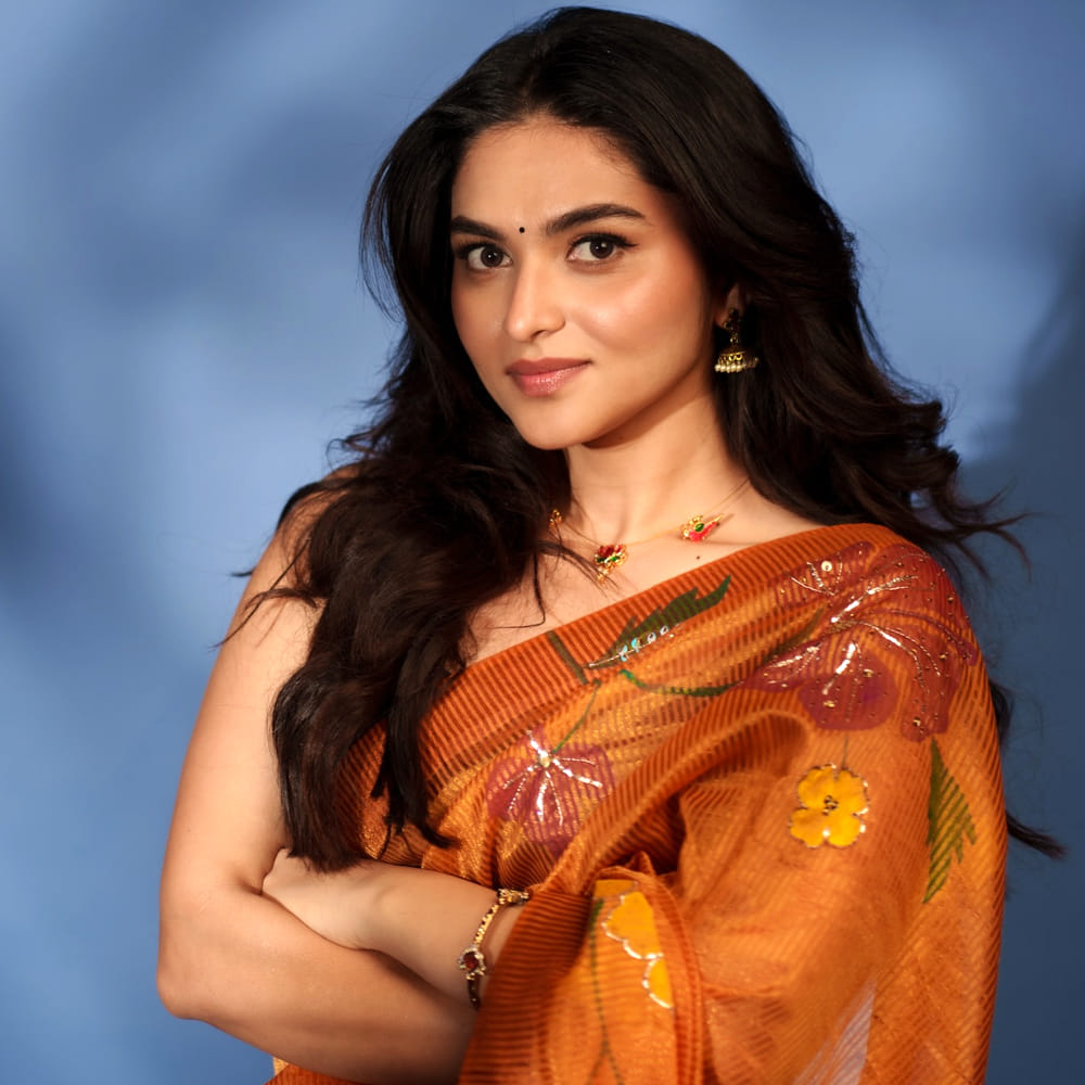 ఇక ఈ అమ్మడు సోషల్ మీడియాలోనూ చాలా యాక్టివ్ గా ఉంటుంది. రెగ్యులర్ గా ఫోటోలు షేర్ చేస్తూ అభిమానులను ఆకట్టుకుంటుంది. గ్లామరస్ ఫొటోలతో పాటు పద్ధతైన ఫోటోలను షేర్ చేస్తూ ప్రేక్షకులను మెప్పిస్తుంది ఈ చిన్నది.