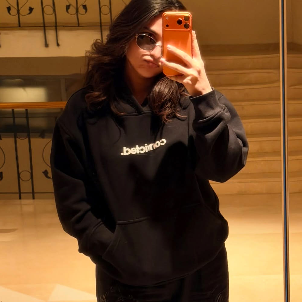 అంతకు ముందు శ్రీ విష్ణు హీరోగా నటించిన అల్లూరి సినిమాలో హీరోయిన్ గా నటించింది. ఈ సినిమా పెద్దగా ఆకట్టుకోకపోవడంతో అంతగా గుర్తింపు తెచ్చుకోలేదు ఈ చిన్నది. ఆతరువాత తమిళ్ లో కొన్ని సినిమాలు చేసి ఆకట్టుకుంది.