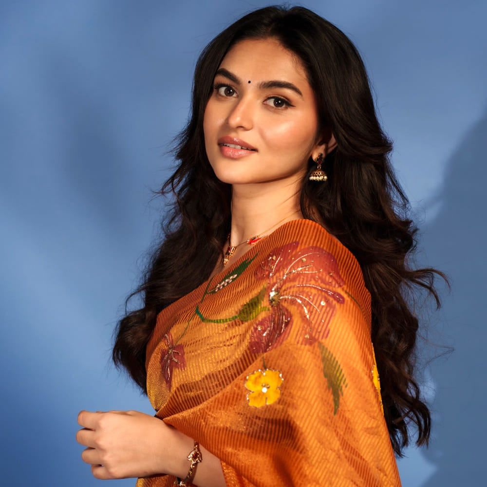 ఈ క్రమంలోనే తాజాగా కొన్ని ఫోటోలను పంచుకుంది. ఈ ఫోటోలకు కుర్రకారు ఫిదా అవుతున్నారు. చీరకట్టులో కవ్వించింది కాయదు లోహర్. ఈ అమ్మడి ఫోటోల పై కుర్రకారు కవిత్వాలు రాస్తున్నారు.