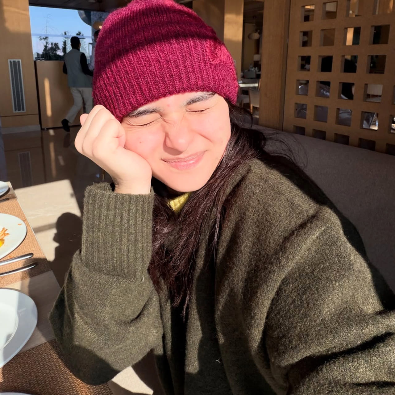 ఎంతో మంది ముద్దుగుమ్మలు మోడలింగ్ నుంచి హీరోయిన్స్ గా మారాయి. అలాంటి వారిలో కాయదు లోహర్ ఒకరు. ఈ అందాల భామ గురించి ప్రత్యేకంగా పరిచయం చేయాల్సిన అవసరం లేదు. తన నటనతో ఈ చిన్నది మంచి ఫాలోయింగ్ సొంతం చేసుకుంది.