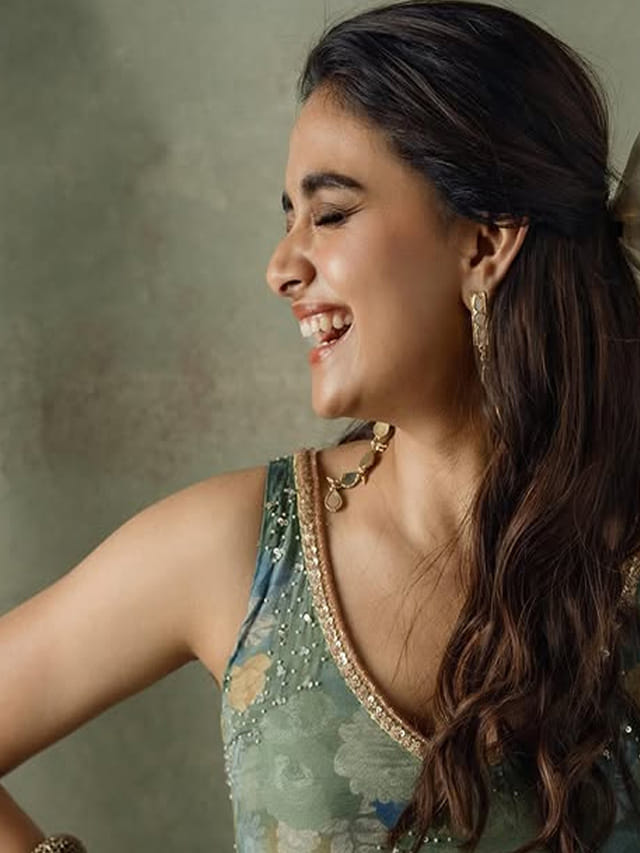 ఈ నవ్వు ఎన్నో కోట్ల హృదయాలను గెలుచుకుందో.. కీర్తి బ్యూటిఫుల్ ఫొటోస్..