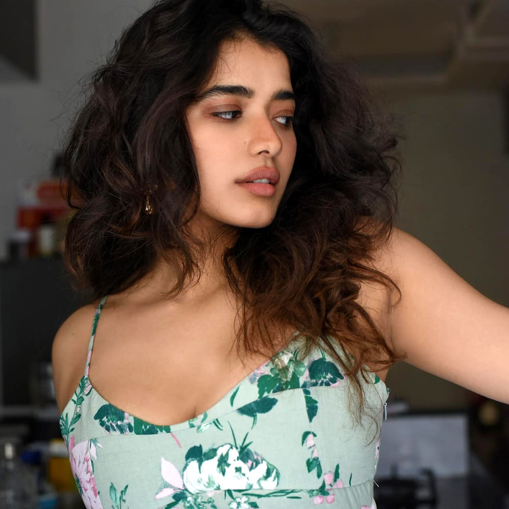 మొన్నామధ్య సో స్పెషల్ సాంగ్ కూడా చేసింది. ఇక ఇప్పుడు ఈ అమ్మడు సోషల్ మీడియాలో యాక్టివ్ గా ఉంటుంది. ప్రస్తుతం కేతిక చేతిలో సినిమాలు ఏవి లేవు. కానీ సోషల్ మీడియాలో ఈ ముద్దుగుమ్మ ఫోటోలు, వీడియోలు షేర్ చేస్తూ అభిమానులను ఆకట్టుకుంటుంది.