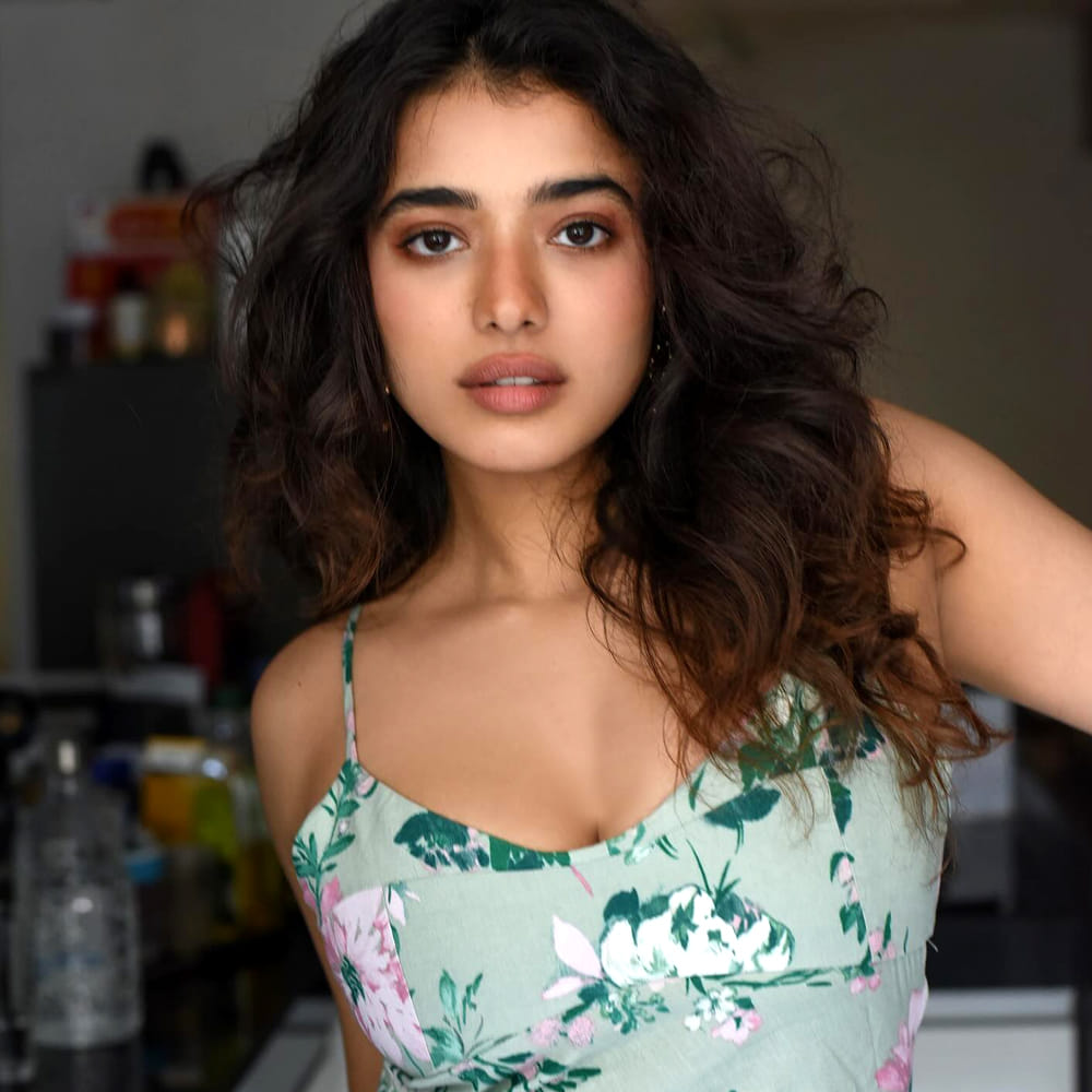 హాట్ బ్యూటీ కేతిక శర్మ.. చేసింది తక్కువ సినిమాలే అయిన విపరీతమైన క్రేజ్ సొంతం చేసుకుంది ఈ అందాల భామ.  కేతిక శర్మ 2021లో విడుదలైన రొమాంటిక్‌ సినిమాతో హీరోయిన్ గా పరిచయం అయ్యింది తెలుగు ప్రేక్షకులకు పరిచయం అయ్యింది.