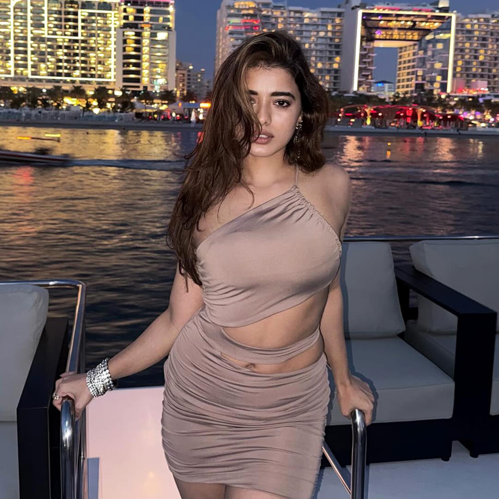 రెగ్యులర్ గా క్రేజీ ఫోటోలు, హాట్ హాట్ పిక్స్ షేర్ చేస్తూ అభిమానులను ఆకట్టుకుంటుంది. ఇక తన అందాలతో కుర్రాళ్లకు మత్తెక్కిస్తోంది ఈ ముద్దుగుమ్మ. కేతిక క్రేజీ ఫోటోల పై  నెటిజన్స్ క్రేజీ కామెంట్స్ చేస్తున్నారు.