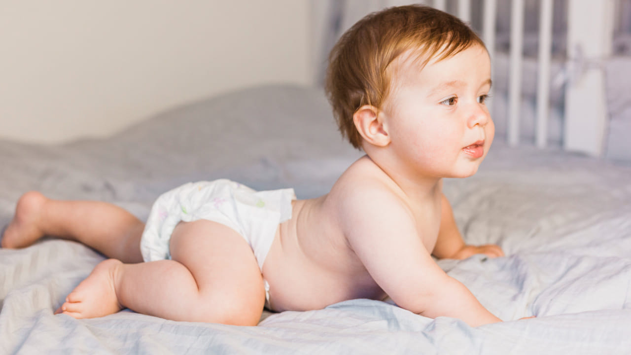 పిల్లలకు నాలుగేళ్ల వరకు డైపర్లు వేస్తూనే ఉంటున్నారు. తల్లిదండ్రులు ఈ అలవాటును మానుకోవాలి. అవసరమైతే తప్ప డైపర్లు వేయకండి. మీ పిల్లల వయస్సు 2 ఏళ్ళు దాటాక డైపర్లు వేయడం పూర్తిగా మానేయండి. దీని వల్ల మీ పిల్లలు ఆరోగ్యంగా ఉంటారు.