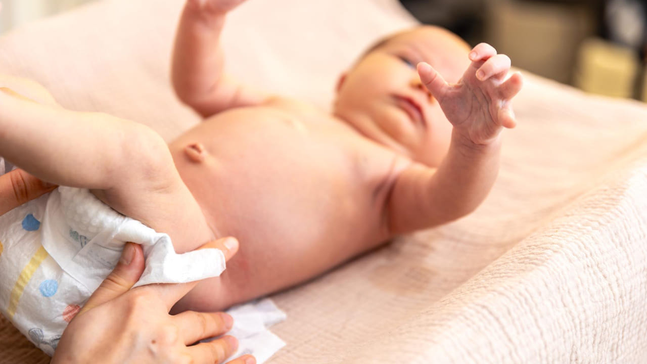 తల్లిదండ్రులు పిల్లల గురించి కొంచం కూడా ఆలోచించకుండా డైపర్లు వేస్తూనే ఉంటారు. ఇలా వేయడం వాళ్లకి కూడా ఒక అలవాటు అయిపోయింది.  పిల్లల్ని బయటకు తీసుకువెళ్ళాలనుకుంటే చాలు  డైపర్లు వెంటనే తొడిగేస్తారు.  
