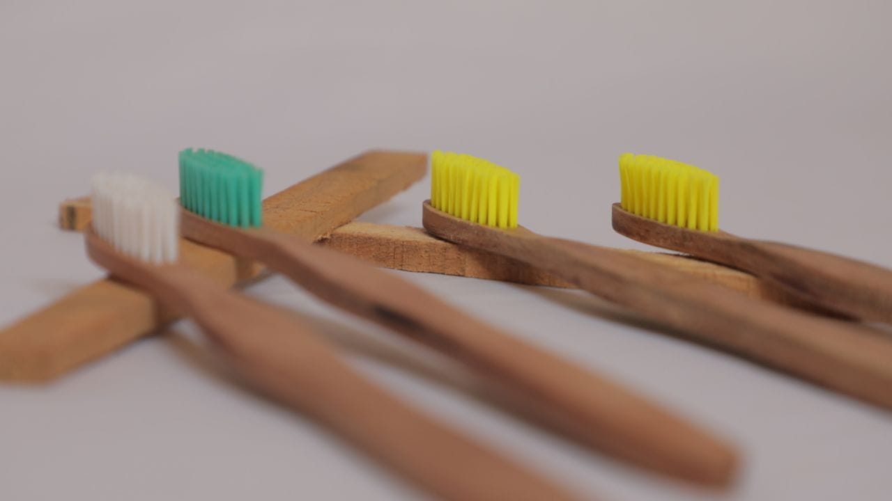 జల్లెడకు ఉన్న మురికి అంత వదులుతుంది. అప్పుడు జల్లెడను బయటకు తీసి ఇంట్లో వాడని ఒక టూత్‌ బ్రష్ తీసుకొని జల్లెడను మెల్లగా రుద్దండి. అప్పుడు అందులో ఇరుక్కుపోయిన టీపొడి, మొండి మరకలు కూడా వదిలిపోతాయి. 