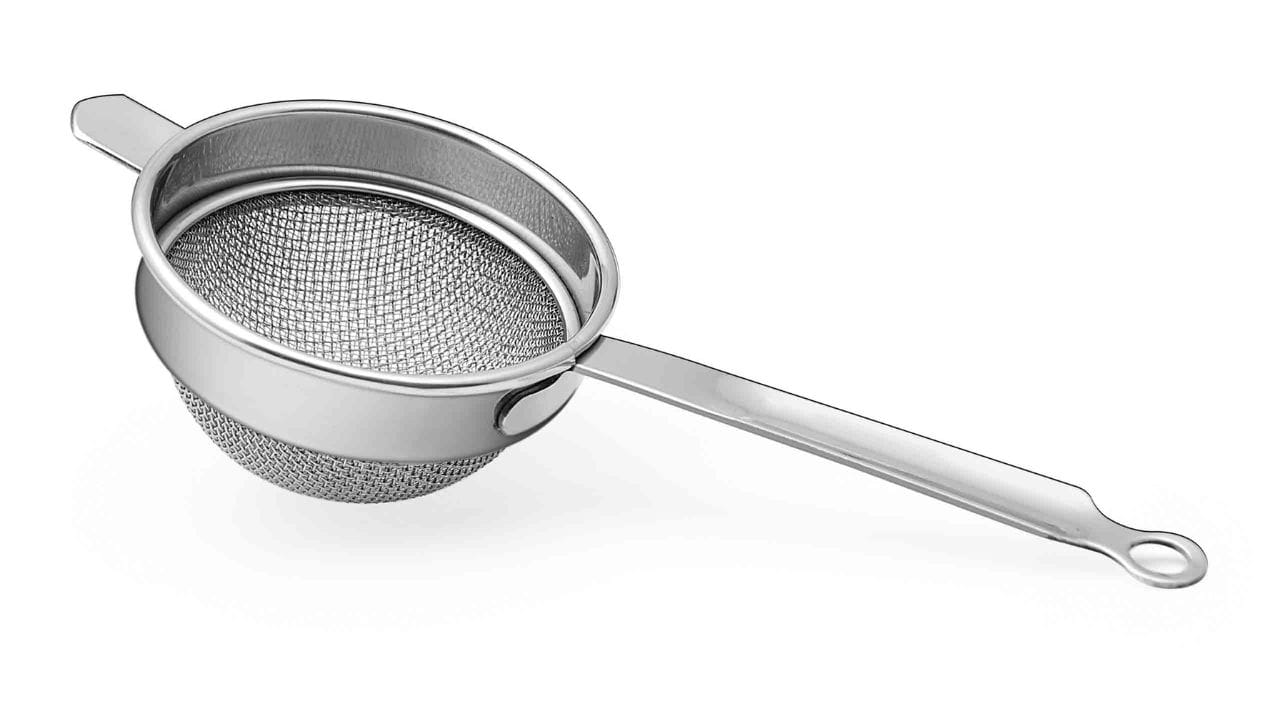 తర్వాత జల్లెడను ఒక తడిలేని కాటన్ క్లాత్ తీసుకొని శుభ్రంగా తుడవండి. ఇలా చేస్తే నిమిషాల్లో టీ జల్లెడ కొత్తదానిలా మెరుస్తూ కనపడుతుంది. దీని వల్ల మీకు డబ్బు ఆదా అవ్వడం జరుగుతుంది.( Note: పైన పేర్కొన్న అంశాలు కేవలం అవగాహన కోసం మాత్రమే అందించబడినవి.. వీటిని టీవీ9 దృవీకరించట్లేదు)