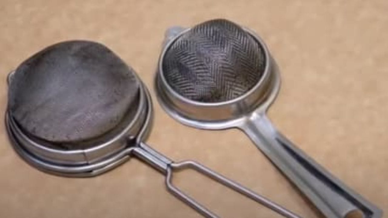 మన దేశంలో ఛాయ్ ప్రియులు ఎక్కువా.. ఇంటిళ్లిపాదికి ఉదయం టీ తాగందే పొద్దు గడవదు. అందుకే చాలా మంది ఇళ్లలోనే టీ కాచుకుంటారు. ఈ టీని వడపోసేందుకు మొదట్లో బట్టలను వాడేది. మారుతున్న కాలంతో పాటు టీ జల్లెడలు పుట్టుకొచ్చాయి. అయితే వీటిని ఎక్కువ రోజులు వాడిన తర్వాత అవి నల్లగా మారుతాయి. వాటి రంధ్రాలు మూసుకుపోయి. టీ పోసినా కొన్ని సార్లు కిందకు దిగదు. దీంతో వాటిని చాలా మంది పాడేసి కొత్తది కొంటారు.  