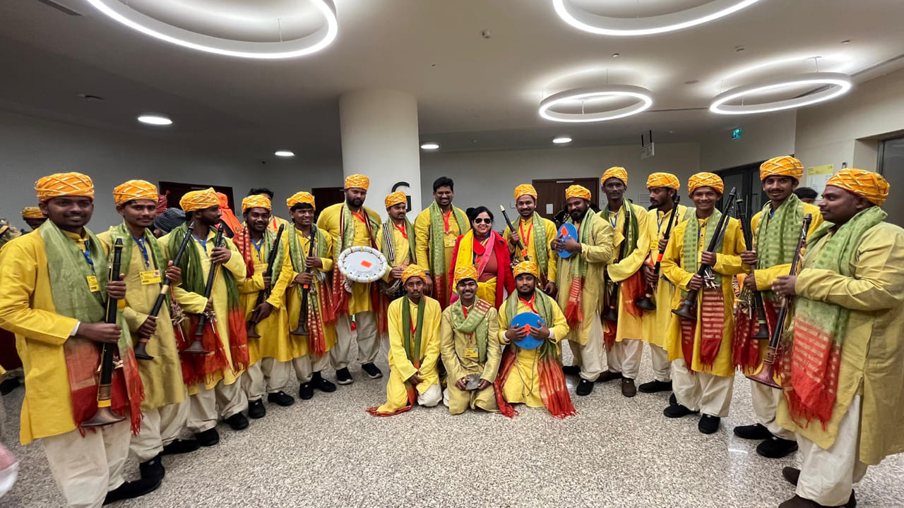 జనవరి 26,2026 న 77వ గణతంత్ర దినోత్సవ వేడుకలను దేశం మొత్తం ఘనంగా జరుపుకుంది. ముఖ్యంగా ఢిల్లీలో రిపబ్లిక్ వేడుకలు ఆకాశాన్ని అంటాయి. దేశం నలుమూలల నుంచి ఎంతో మంది కళాకారులు ఢిల్లీ చేరుకొని, తమ ప్రదర్శనలతో ఆకట్టుకున్నారు. ఈ క్రమంలోనే ఏపీకి చెందిన కోనసీమా జిల్లా ముక్కామల కళాకారుల బృందం తన ప్రదర్శనతో ఆకట్టుకుంది.