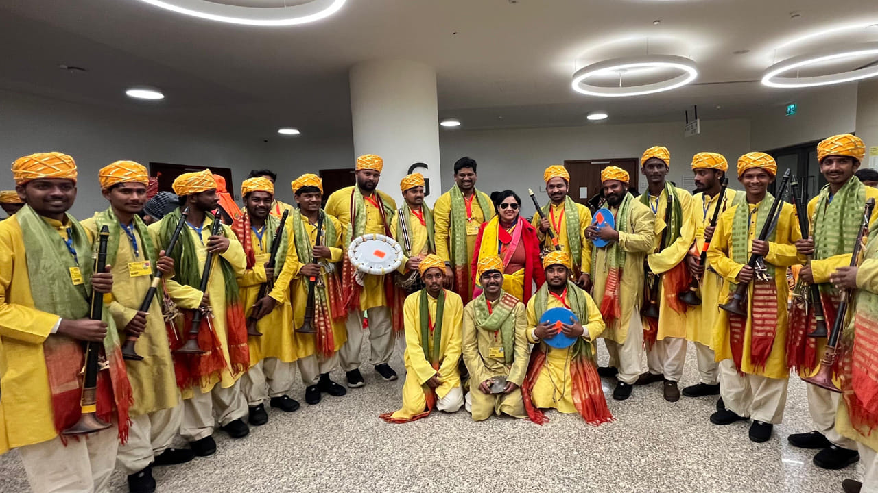 77 వ గణతంత్ర దినోత్సవ వేడుకల సందర్భంగా ఢిల్లీలో జరిగిన శకటాల ప్రదర్శన కార్యక్రమంలో డాక్టర్ బీ ఆర్ అంబేడ్కర్ కోనసీమ జిల్లా అంబాజీపేట మండలం ముక్కామలకు చెందిన పసుపులేటి నాగ బాబు కళాకారుల బృందం సభ్యులు తమ ప్రదర్శనతో ఆకట్టుకున్నారు.