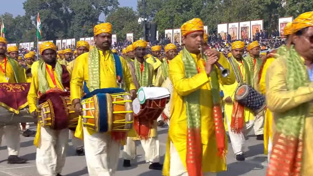 ప్రస్తుతం దీనికి సంబంధించిన ఫొటోలు వైరల్ అవుతున్నాయి. ఇక ఢిల్లీ రిపబ్లిక్ వేడుకలలో తమ ప్రతిభ కనబరిచిన కోనసీమా జిల్లా ముక్కామల కళాకారుల బృందాన్ని రాష్ట్ర ప్రజలు, అధికారులు అభినందిస్తున్నారు.