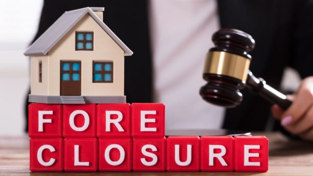 Andhra News: లోన్ కట్టలేదని ఇల్లు జప్తు.. యజమాని ఏం చేశాడో తెలిస్తే