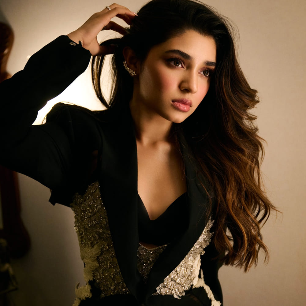 దాంతో తమిళ్, మలయాళ సినిమాల వైపు అడుగులేసింది. ప్రస్తుతం తమిళ్ లో సినిమాలు చేస్తుంది. ఇదిలా ఉంటే రీసెంట్ డేస్ లో కృతి శెట్టి గ్లామర్ డోస్ పెంచేసింది. మొన్నటి వరకు పద్దతిగా కనిపించిన కృతిశెట్టి ఇప్పుడు ఓ రేంజ్ లో అందాలతో ఆకట్టుకుంటుంది.