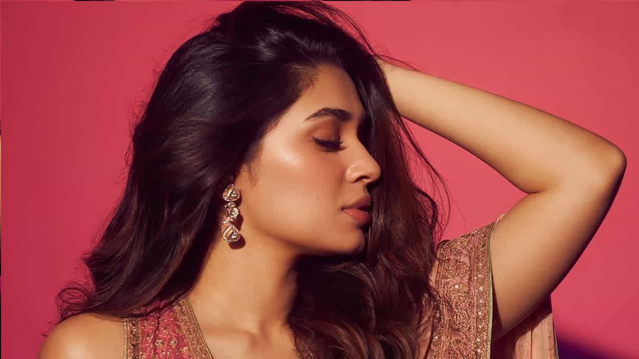 ఇక ఎప్పుడూ సోషల్ మీడియాలో చాలా యాక్టి్వ్గా ఉండే ఈ ముద్దుగుమ్మ, తాజాగా, చీరలో తన అందాలతో అందరినీ ఆకట్టుకుంది. ప్రస్తుతం దీనికి సంబంధించిన ఫొటోస్ నెట్టింట తెగ వైరల్ అవుతున్నాయి.