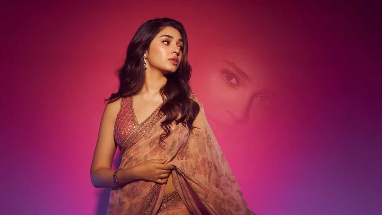 ఉప్పెన మూవీలో బేబమ్మ గా నటించి, ఆ పాత్రలో తన అందం, అభినయంతో అందరినీ ఆకట్టుకొని, కుర్రకారు ఫేవరెట్ అయిపోయింది. దీంతో ఈ బ్యూటీ టాలీవుడ్లో చాలా తక్కువ సమయంలోనే సీనియర్ హీరోయిన్గా తన సత్తా చాటుతుందని అందరూ అనుకున్నారు కానీ, ఈ అమ్మడుకు మాత్రం అదృష్టం కలిసి రాలేదనే చెప్పాలి.