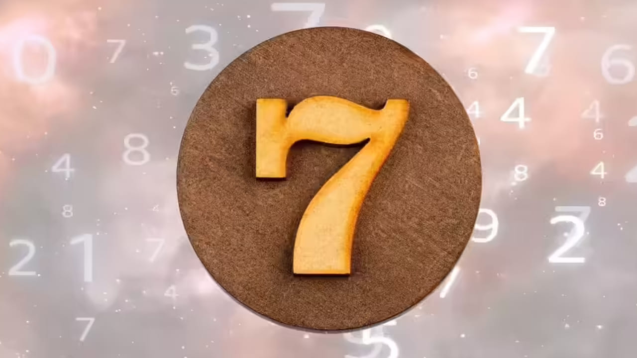 ఇక మూల సంఖ్య 7వ తేదీల్లో జన్మించిన వారికి కుబేరుడి ప్రత్యేక అనుగ్రహం కలుగుతుందంట.  దీని వలన వీరు ఈ సంవత్సరంలో చాలా ఆనందంగా జీవిస్తారంట. ఆర్థికంగా కూడా కలిసి వస్తుంది. అలాగే వీరిపై కుబేరుడి ప్రత్యేక ఆశీస్సులు ఉండటం వలన డబ్బుకు లోటు ఉండదంట. అలాగే ఇంటిలో ఆనందకర వాతావరణం నెలకొంటుంది.  చేసే ప్రతి పనిలో విజయం సాధిస్తారు. 