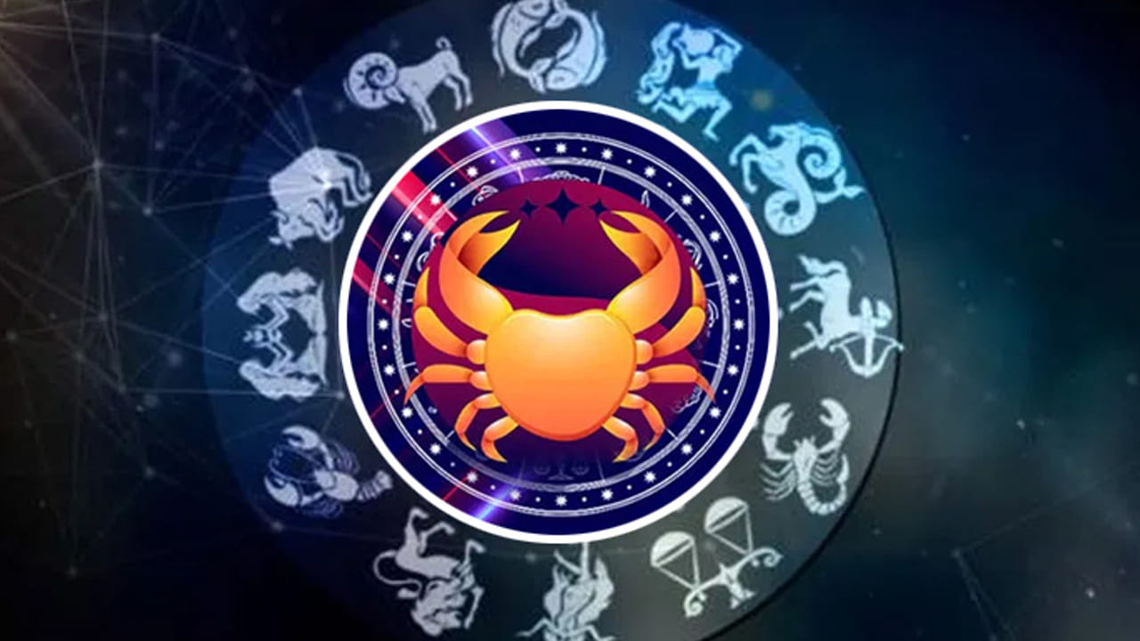 ర్కాటక రాశి : కర్కాటక రాశి వారికి కుజగ్రహ సంచారం, రుచక్ రాజయోగంతో అదృష్టం కలిసి వస్తుంది. వీరికి ఊహించని స్థాయిలో ఆదాయం పెరుగుతంది. కుజుడు ఈ రాశి వారి ఇంట సిరుల వర్షం కురిపిస్తాడు. ఆకస్మిక ధన లాభం కలుగుతుంది. విదేశాలకు వెళ్లాలి అనుకునే వారి కోరిక నెరవేరుతుంది. ఆర్థికంగా అనేక ప్రయోజనాలు కలుగుతాయి.