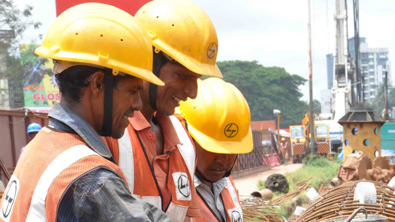 అంతర్జాతీయ ప్రమాణాలకు అనుగుణంగా పాత చట్టాల్లో మార్పులు చేసి ఈ కొత్త కోడ్‌లను ప్రవేశపెట్టారు. ఏ కంపెనీలో పనిచేసే ఉద్యోగికైనా తప్పనిసరిగా అపాయింట్‌మెంట్ లెటర్, సంవత్సరానికి ఒకసారి మెడికల్ టెస్టులు, ఓవర్ టైం పనికి రెట్టింపు శాలరీ వంటి బెనిఫిట్స్ జరగనున్నాయి. ఇక పురుషులతో సమానంగా మహిళలకు ఉద్యోగాలు, శాలరీ వంటి సౌకర్యాలు ఇందులో ఉన్నాయి.
