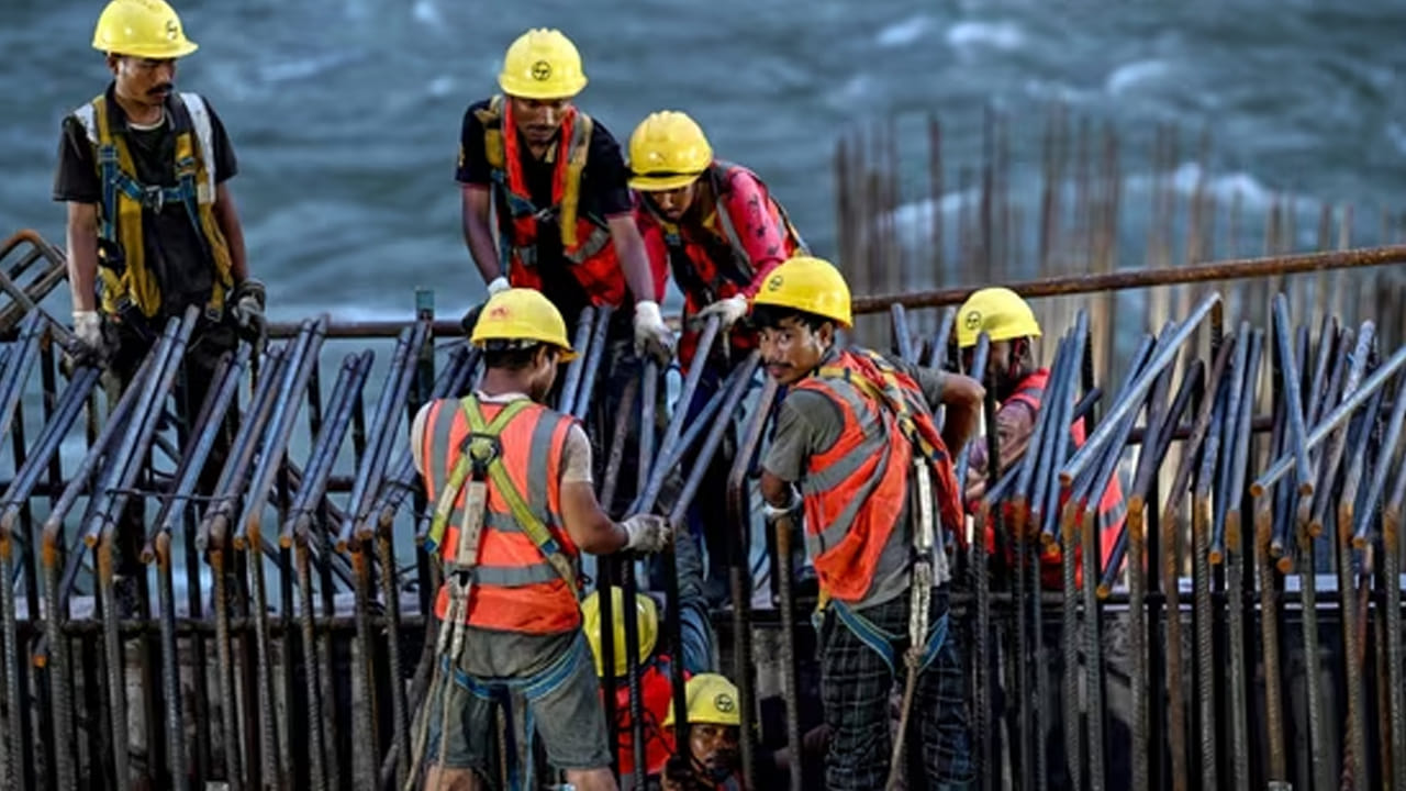 దేశవ్యాప్తంగా 40 కోట్ల మంది కార్మికులకు సామాజిక, ఆర్ధిక భద్రత కల్పించేందుకు ఈ చట్టాలు ఉపయోగపడనున్నాయని కేంద్ర ప్రభుత్వం తెలిపింది. అలాగే గతంలో ఉద్యోగం ఐదు సంవత్సరాలు చేస్తే గ్రాట్యూటీ కల్పించేవారు. ఇప్పుడు దానిని ఒక సంవత్సరానికి తగ్గించారు. అలాగే పీఎఫ్ సౌకర్యం అందరికీ కల్పించాలని నిబంధనల్లో పొందుపర్చారు.
 