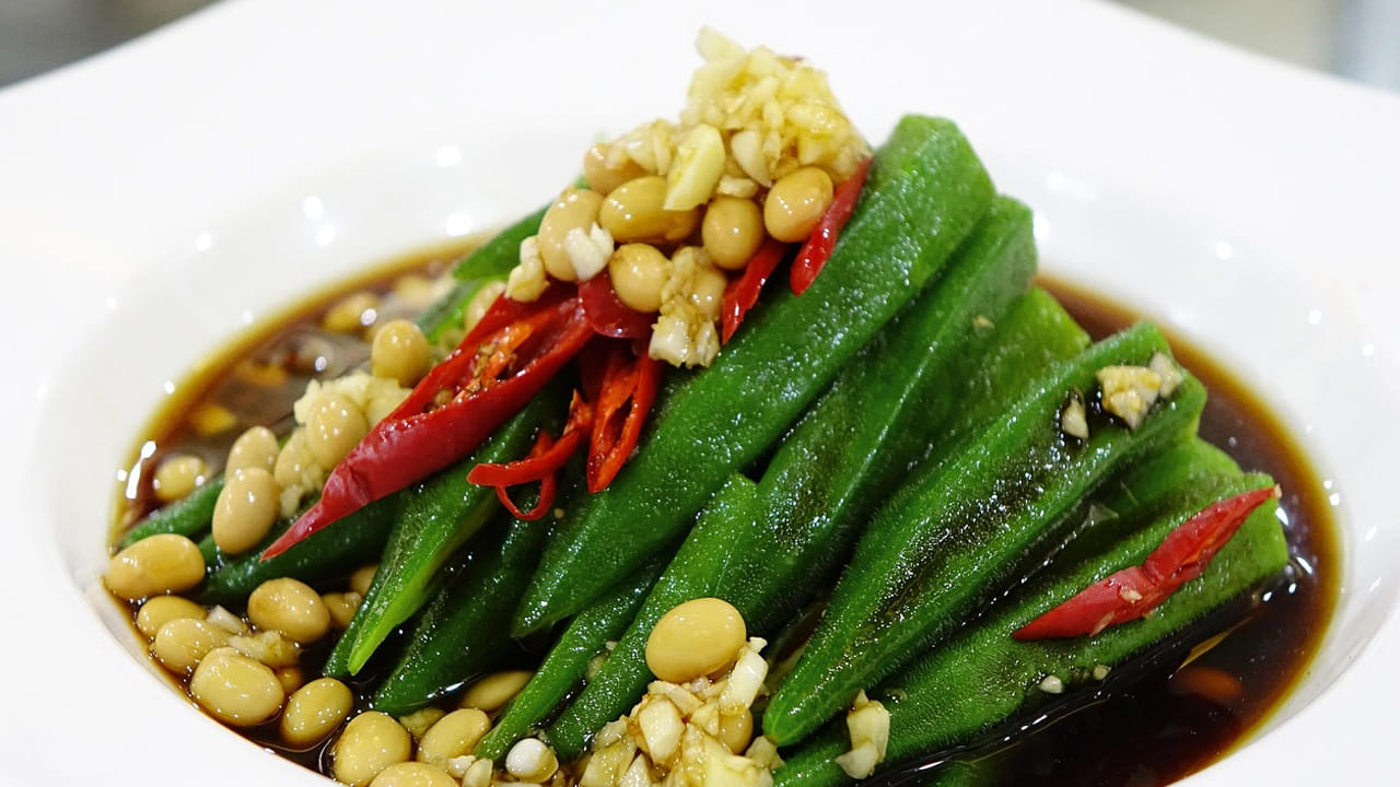 అంతేకాదు, ఈ నీళ్లను భోజ‌నానికి ముందు తీసుకుంటే మంచి ఫలితం ఉంటుంది. బెండ‌కాయ నీరు వంటి అధిక ఫైబ‌ర్ ఉండే ఫుడ్స్ ను తీసుకోవ‌డం వ‌ల్ల బ‌రువు సులభంగా త‌గ్గుతార‌ని నిపుణులు చెబుతున్నారు. 
