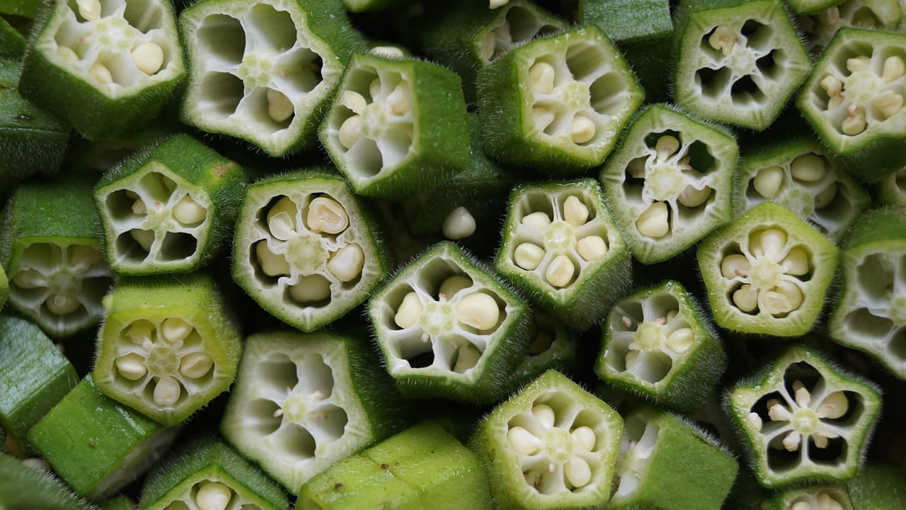  ఒక గ్లాస్ నీళ్ళను తీసుకుని దానిలో 3 బెండ‌కాయ‌ల‌ను చిన్న చిన్న ముక్క‌లుగా చేసి వేసుకోవాలి. వీటిని ఇలాగే రాత్రంతా నాన‌బెట్టాలి.  కదలించకండి. 
