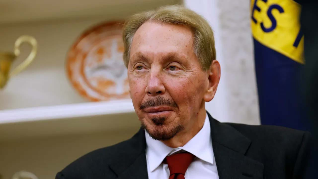 లారీ ఎల్లిసన్ సంపద గణనీయంగా పెరిగింది: జాబితాలో తదుపరి స్థానంలో బిలియనీర్ లారీ ఎల్లిసన్ ఉన్నారు. ఆయన సంపాదన పరంగా అద్భుతమైన సంవత్సరంగా పేర్కొనవచ్చు. ఒరాకిల్ వ్యవస్థాపకుడు ఎల్లిసన్ గత సంవత్సరం ఇప్పటివరకు తన సంపదకు $56.2 బిలియన్లను జోడించారు. అలాగే ఇటీవలే ప్రపంచంలో రెండవ అత్యంత ధనవంతుడైన బిలియనీర్ అయ్యారు. అయితే అతను ఇప్పుడు ర్యాంకింగ్స్లో ఐదవ స్థానంలో ఉన్నారు.